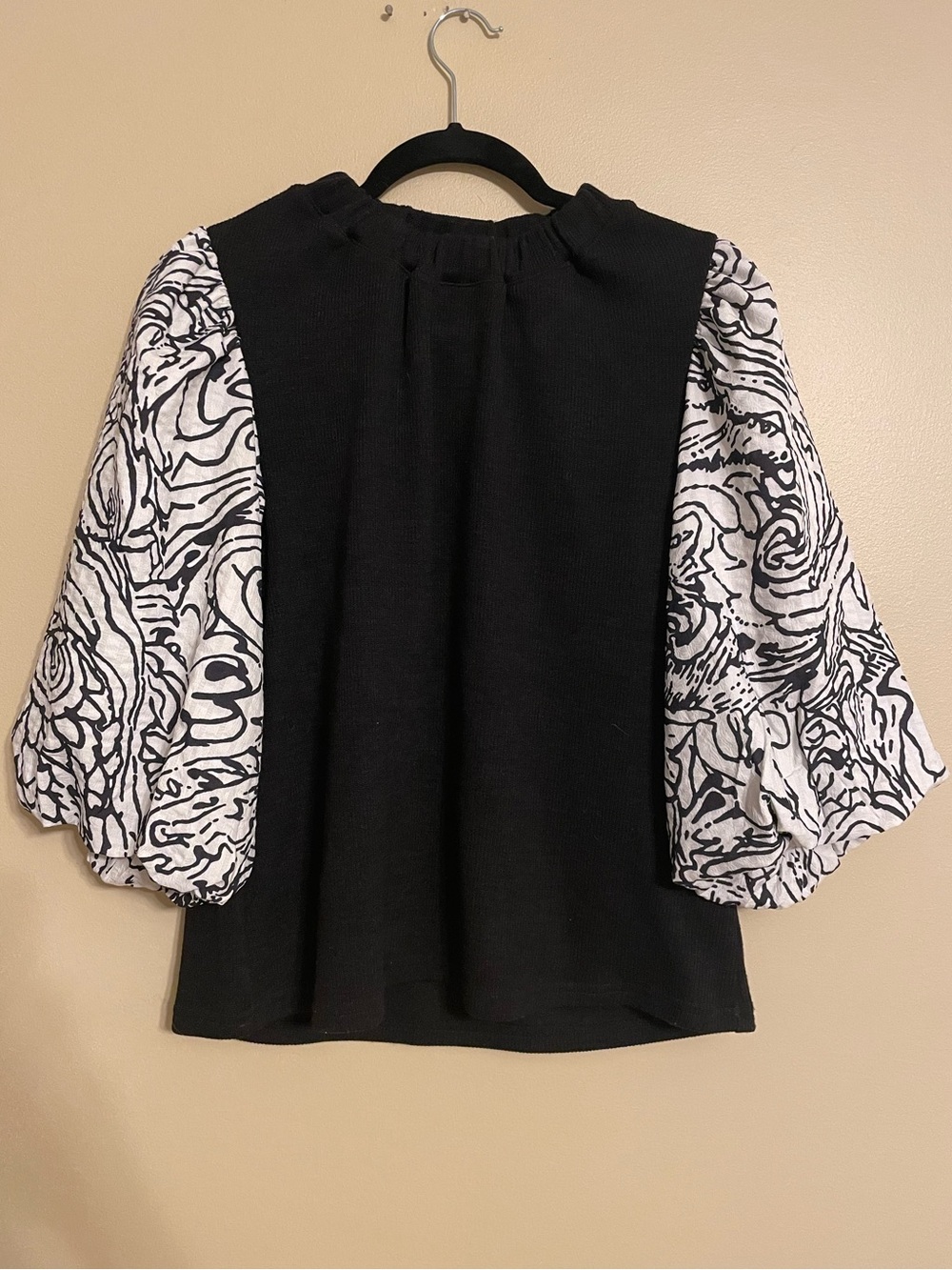 THML black white puff sleeve mock neck size medium